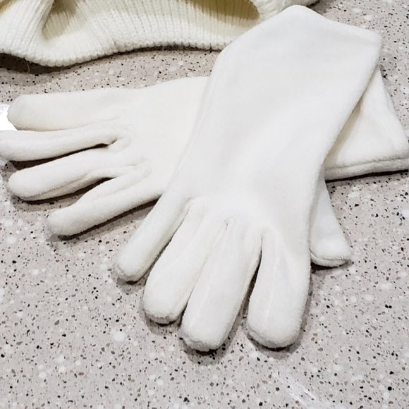 Winter Beanie.& Gloves. - Picture 5 of 10